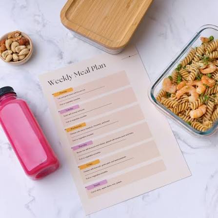Breastfeeding meal plan for a day: simple meals and snacks for new moms